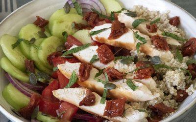 Salade de quinoa au poulet et à la tomate